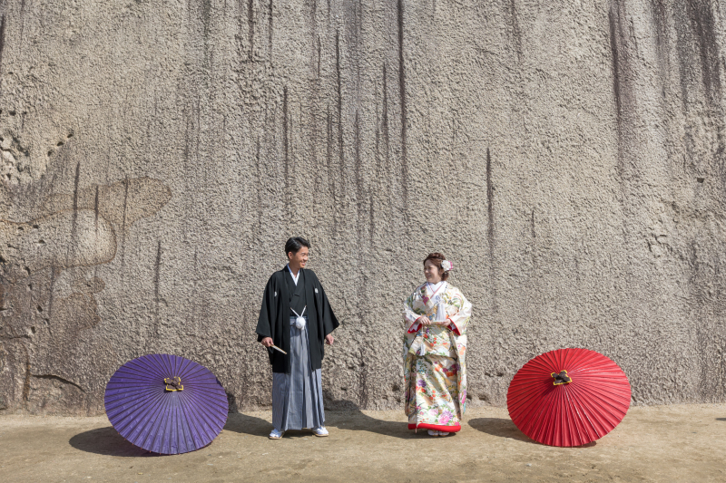 まずは大阪城の正門入り口の【蛸石】の前で!