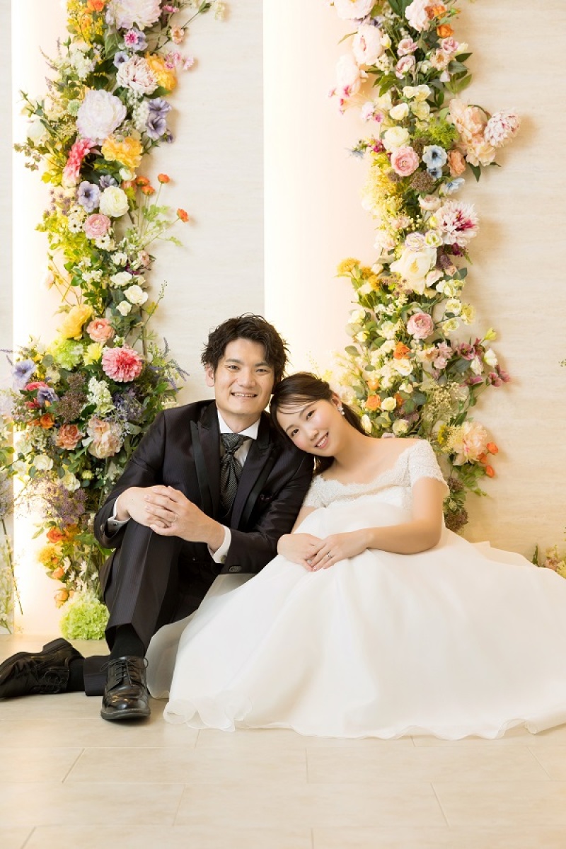 お花の背景でお座りショット