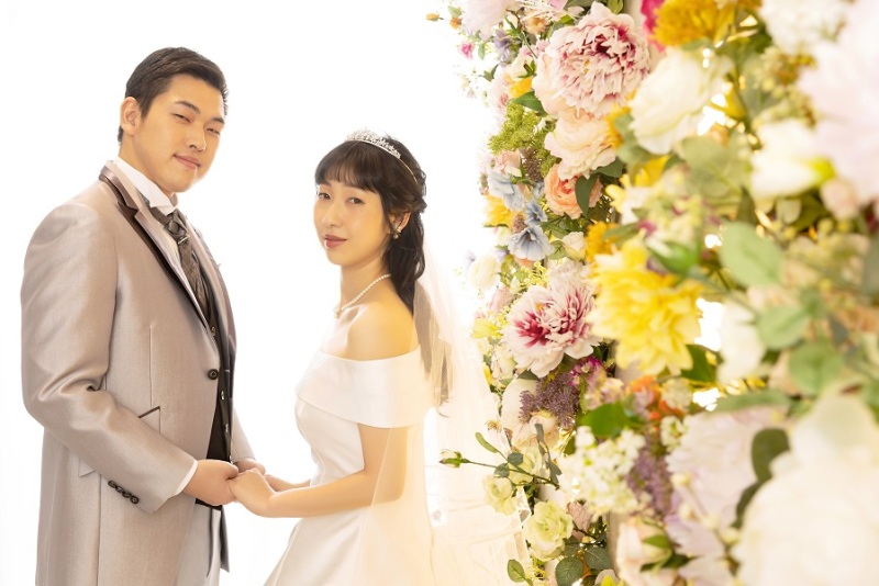 手を取り向かい合って