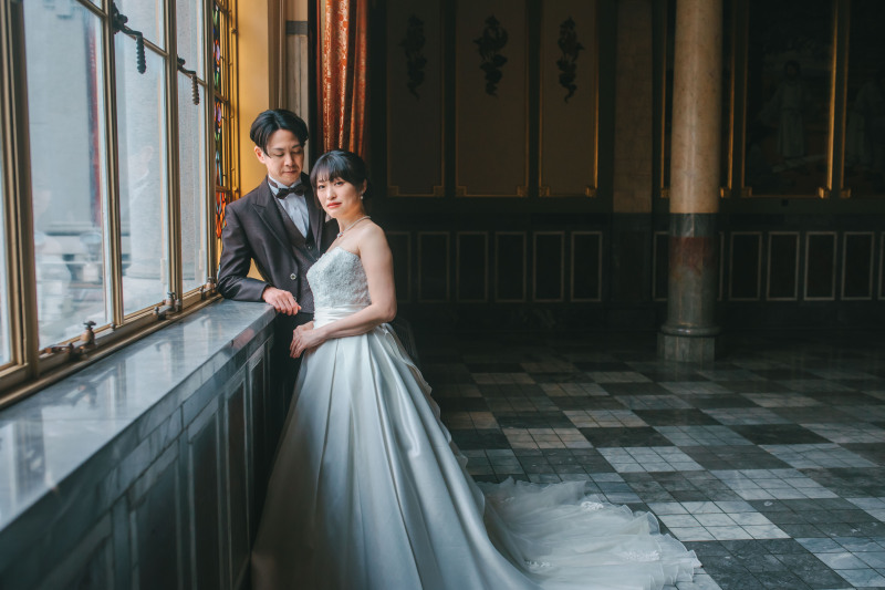 窓際で寄り添うお二人