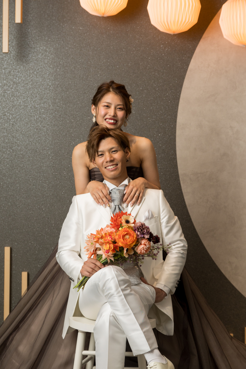 椅子を使ったキュートなポーズ1