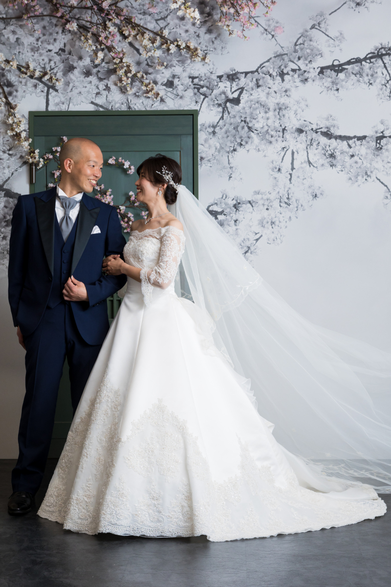 クラシカルなお衣装とロングヴェールショット