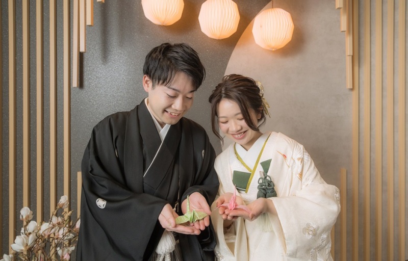 折り鶴を見つめるお二人