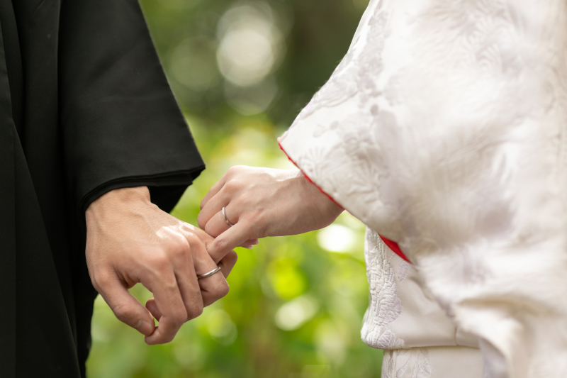 指輪が光る手元ショット