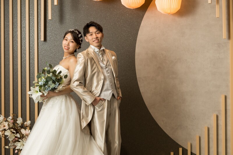 笑顔でにっこり背合わせショット