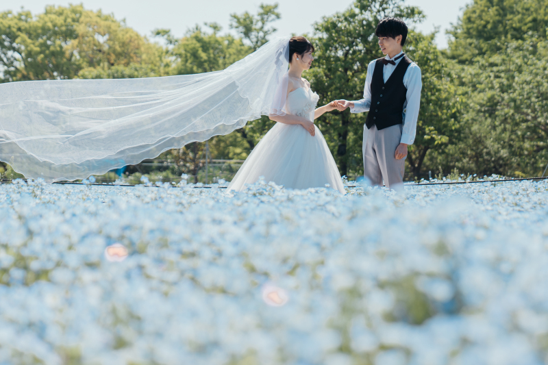 ロングベールをなびかせながらエスコート