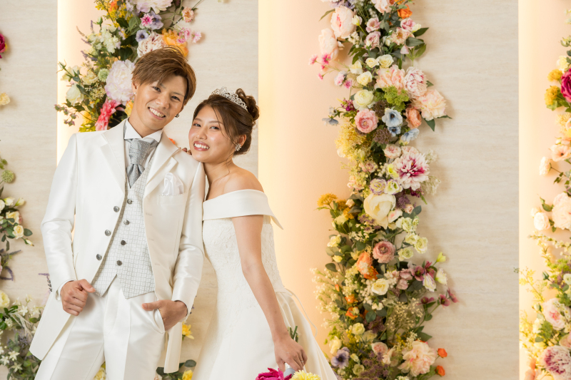 お花の背景で可愛い寄り添いショット