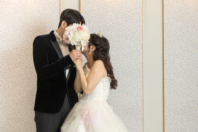 ブーケの向こうで見つめ合います