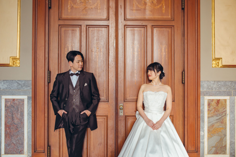 ブラウンの扉を背に