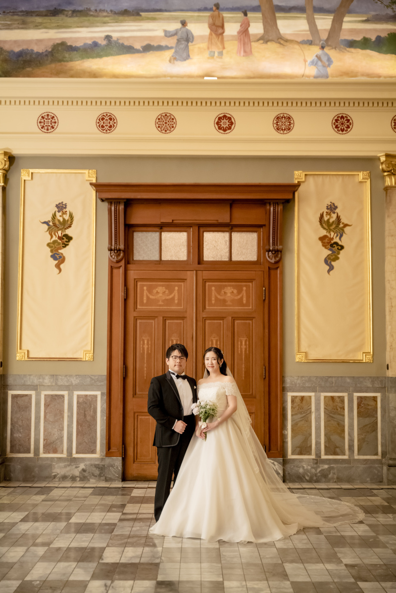 絵本のようなウッド調の扉と一緒に