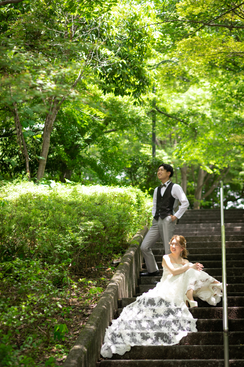 階段に流れるドレスが素敵!