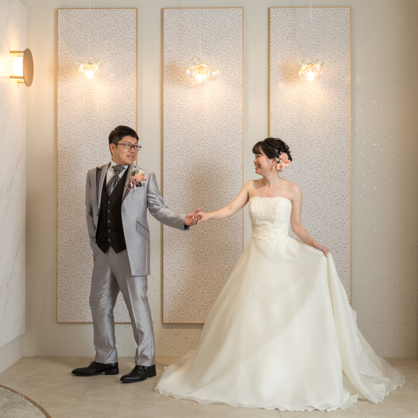 手を取り合って