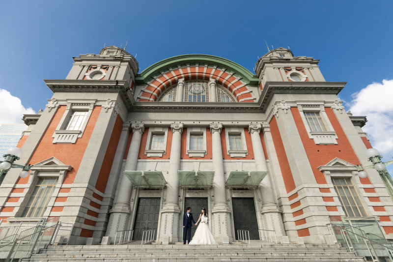 迫力のある外観をバックに