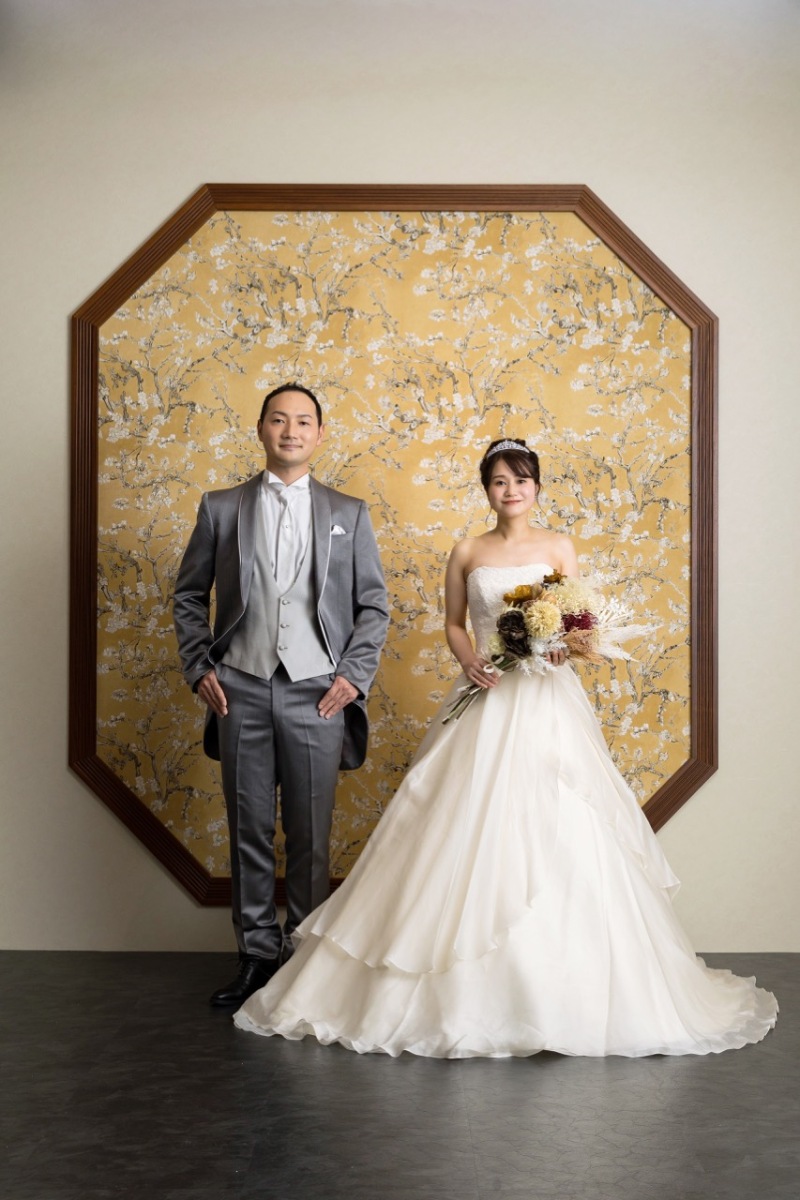 まずはウェディングドレス