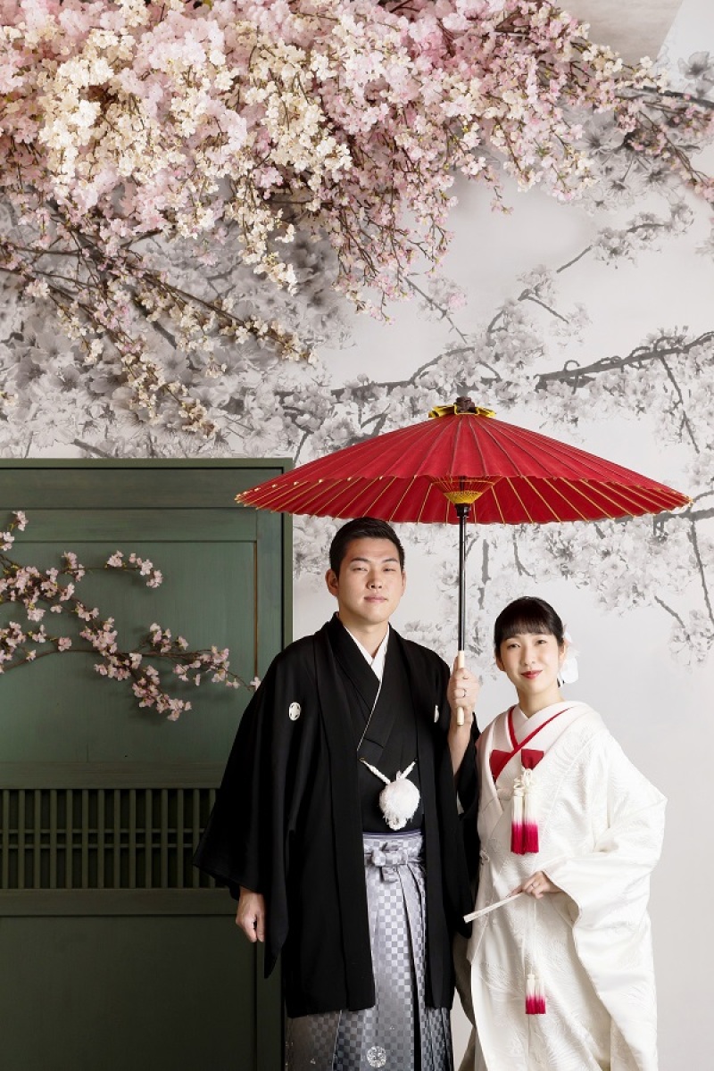 白無垢と赤の番傘で