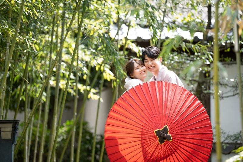 頬を寄せあい笑顔で