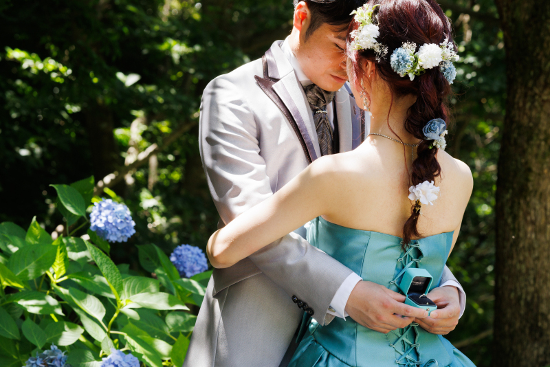 腰にまわした手にはリングケース