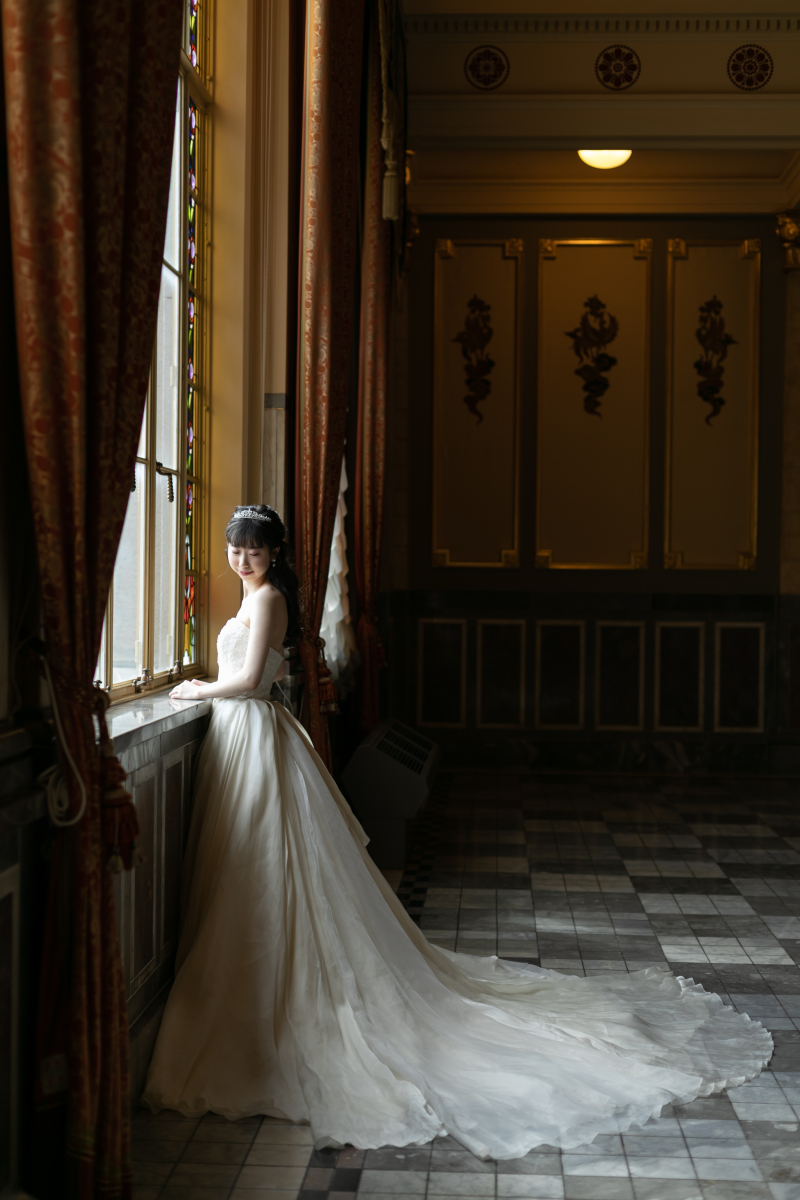 窓辺から差し込む光に照らされて