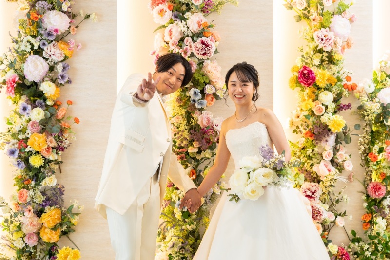 色とりどりのお花の中で笑顔でピース!