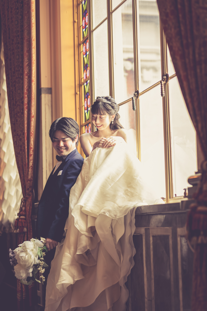 窓際で寄り添うお二人