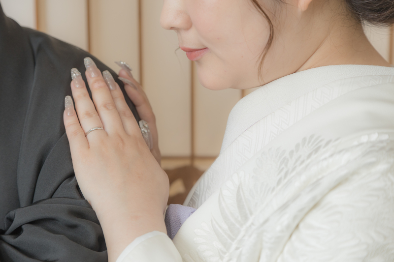 手元にきらっと輝くのは