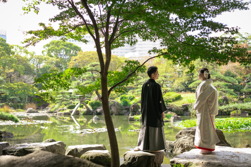 庭園の中で見つめ合う二人