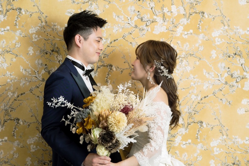 ブーケを持って向い合わせで