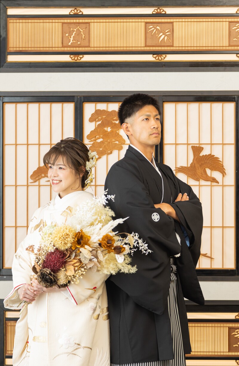 背合わせショットでキリッとした雰囲気で