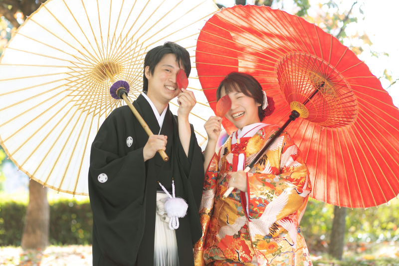 色づく葉と番傘