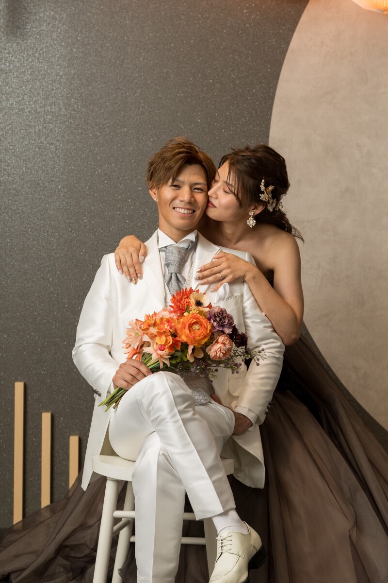 椅子を使ったキュートなポーズ2