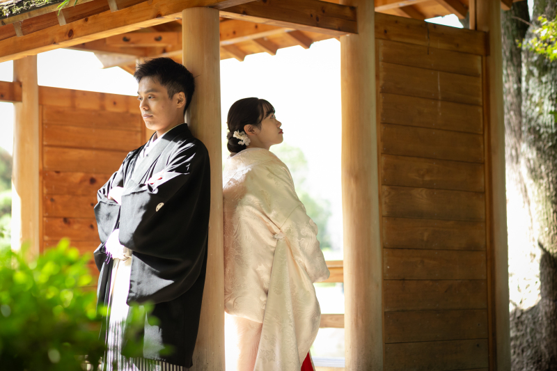 柱に背を合わせて