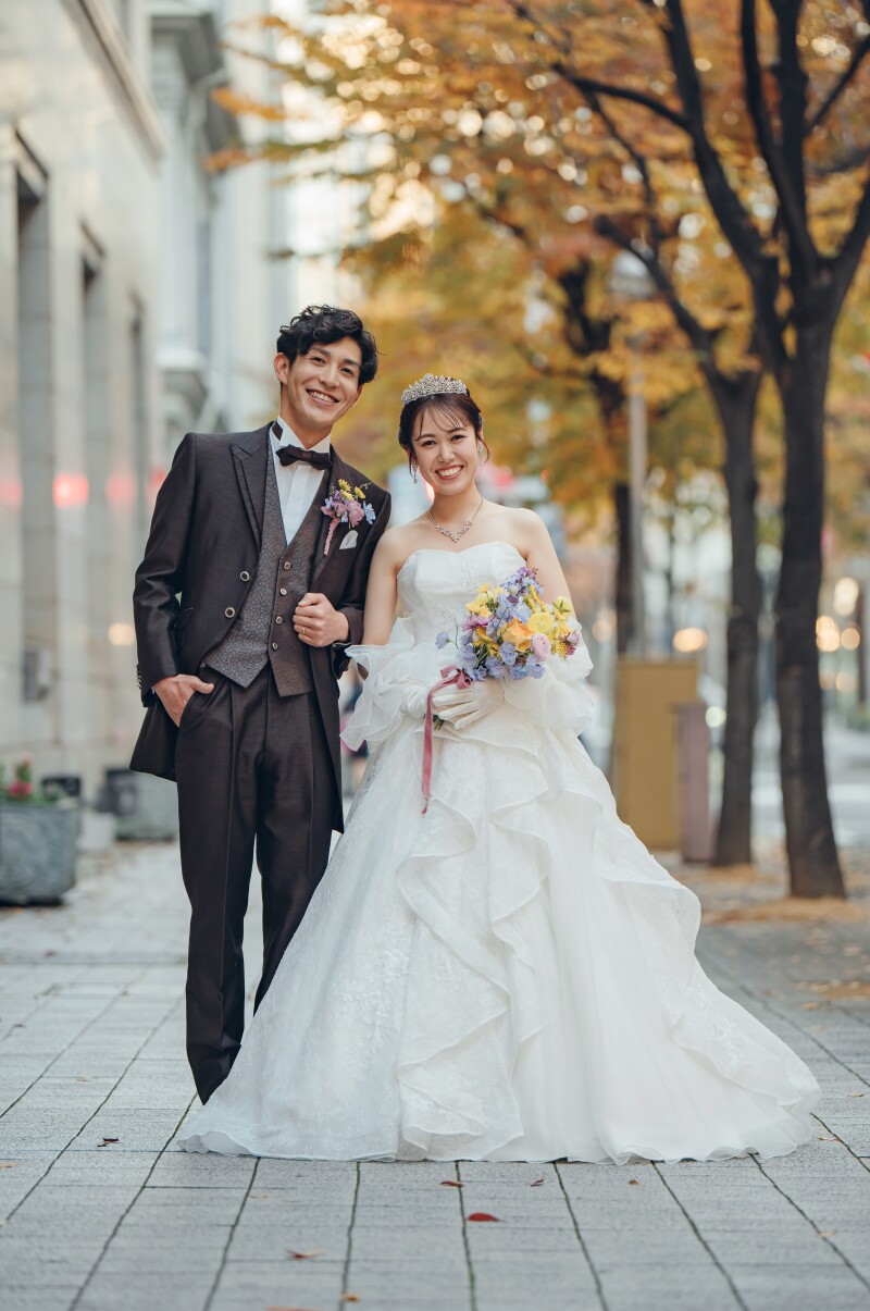 紅葉色めく街中で寄り添いショット