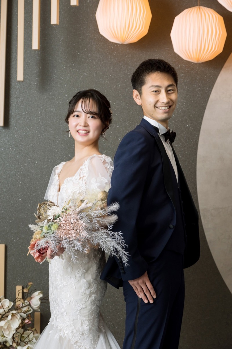 背中合わせのポージング