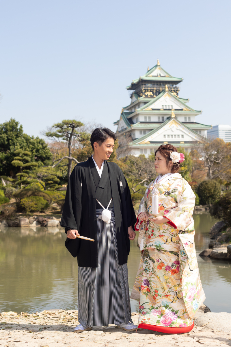 大阪城の天守閣をバックに