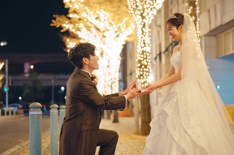 キラキラ光る街中でプロポーズショット