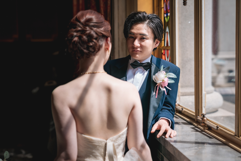 ご新婦様越しのご新郎様