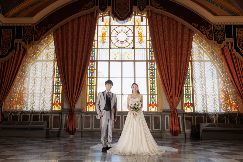 まずはステンドグラスをバックに