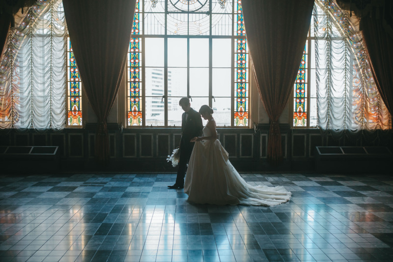 ご新郎様のエスコートで