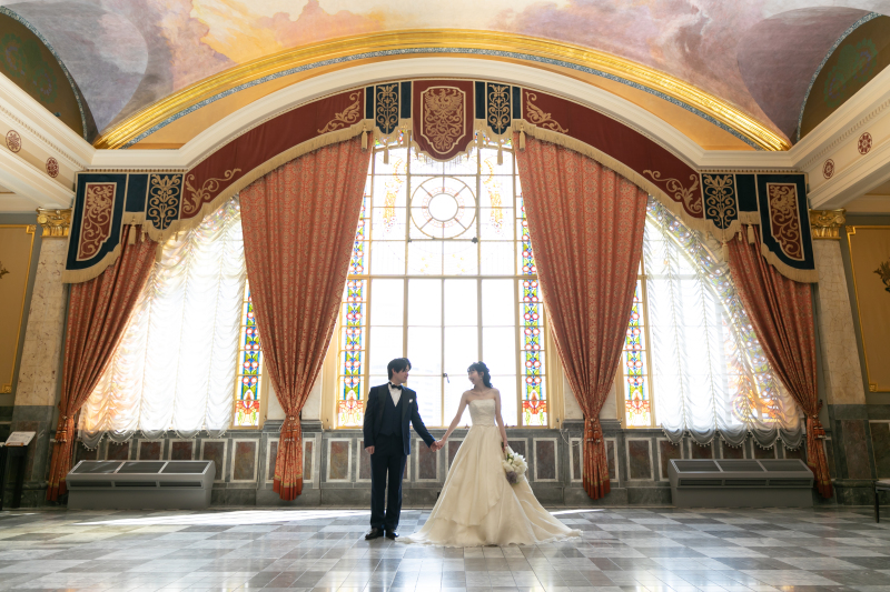 手をつないで見つめ合うお二人