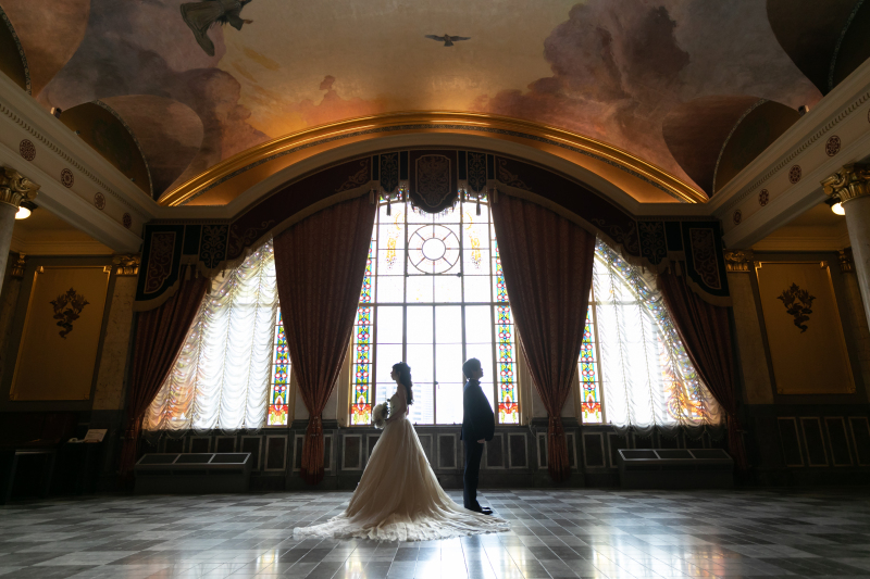 芸術空間でロマンチックな撮影を