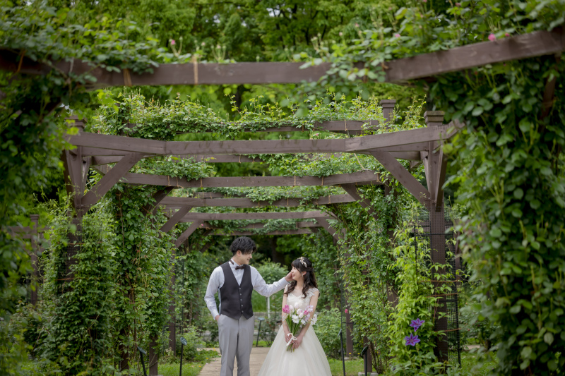 緑のアーチで仲良しショット♡