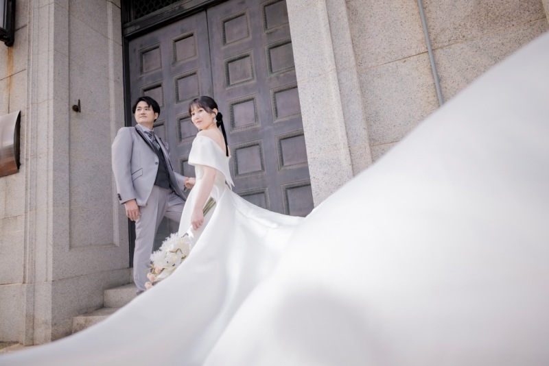 ドレスのトレーンを活かして