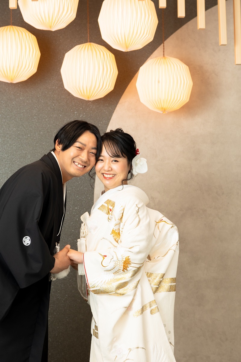 月をイメージしたモチーフの灯りの下で