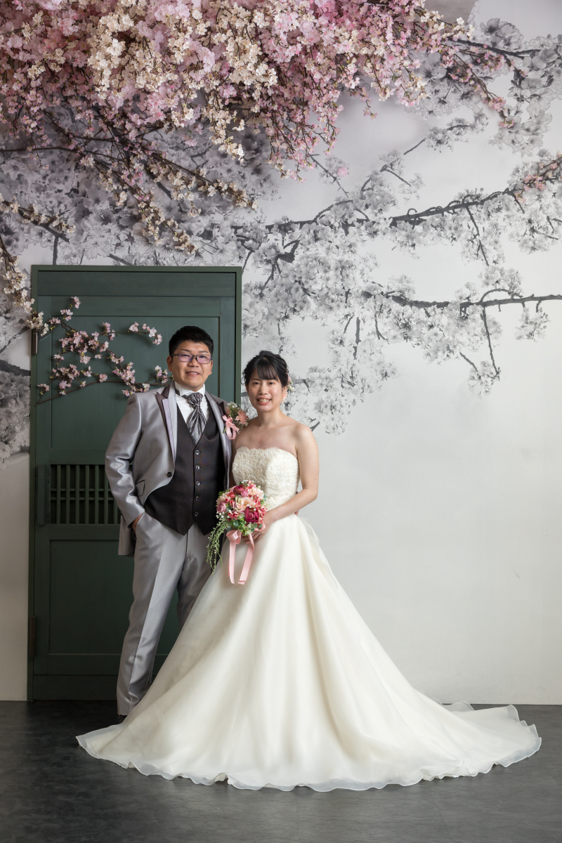 桜の下で並ぶおふたり!