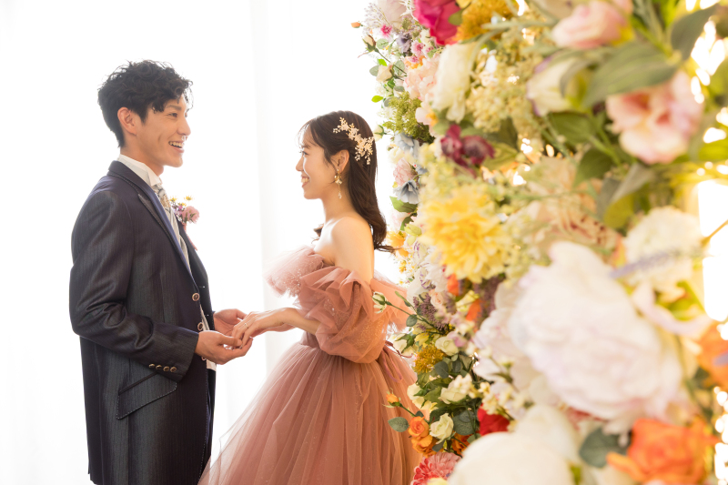 手を取り合い微笑み合うお二人