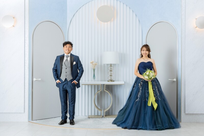 座やかなネイビーのカラードレスにチェンジ！