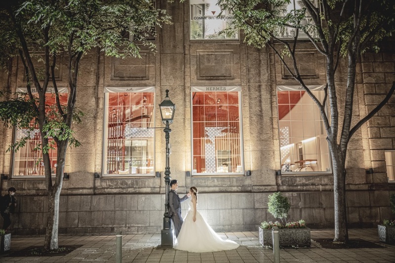 クラシカルなビルの建物をバックに