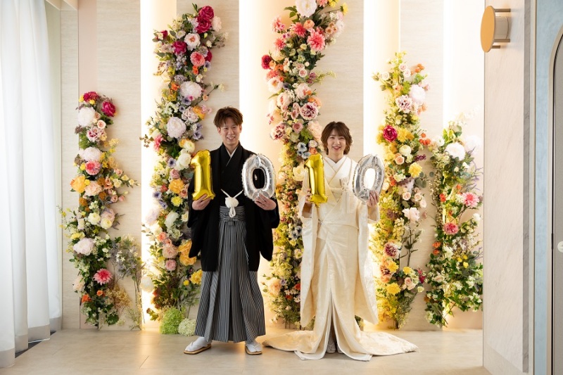 お二人の大切な記念の日のバルーンを持って