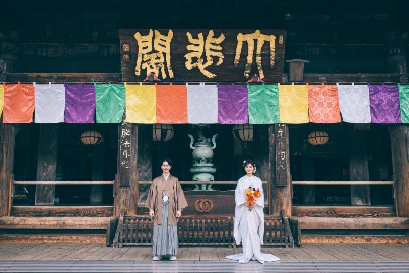 国宝の本堂の前で