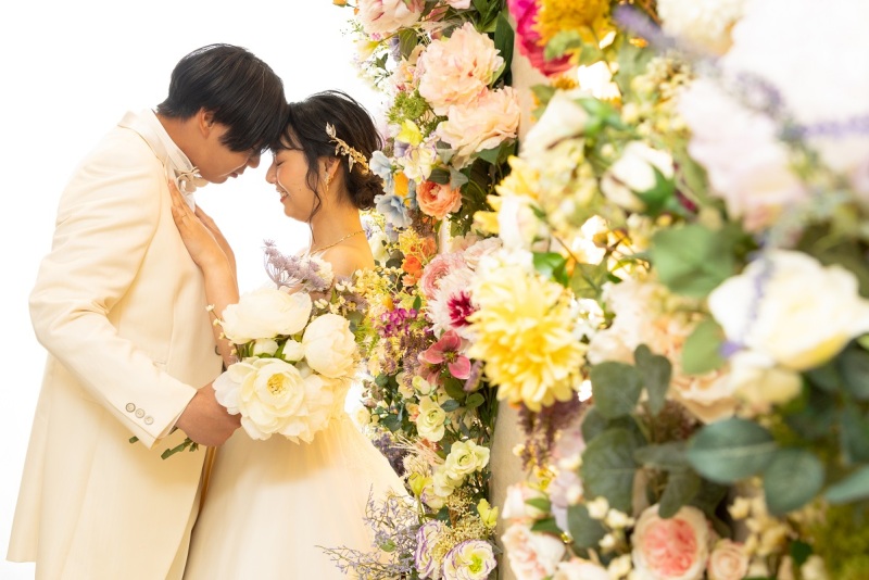 お花を背にロマンチックショット